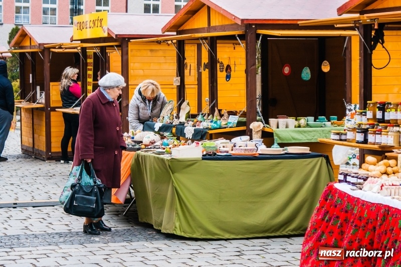 Zdjęcie w galerii na portalu naszraciborz.pl: Na Rynku rozpoczął się raciborski Jarmark Wielkanocny. Potrwa do niedzieli wiadomości z regionu
