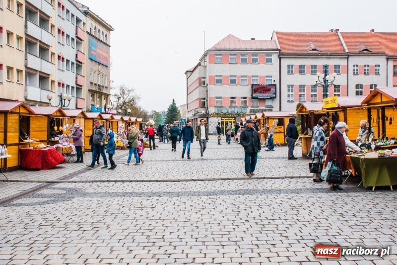 Zdjęcie w galerii na portalu naszraciborz.pl: Na Rynku rozpoczął się raciborski Jarmark Wielkanocny. Potrwa do niedzieli wiadomości z regionu