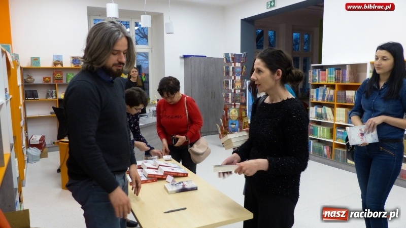 Zdjęcie w galerii na portalu naszraciborz.pl: Scenarzysta gry Wiedźmin gościł w raciborskiej bibliotece wiadomości z regionu