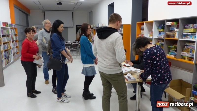 Zdjęcie w galerii na portalu naszraciborz.pl: Scenarzysta gry Wiedźmin gościł w raciborskiej bibliotece wiadomości z regionu