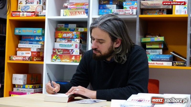 Zdjęcie w galerii na portalu naszraciborz.pl: Scenarzysta gry Wiedźmin gościł w raciborskiej bibliotece wiadomości z regionu