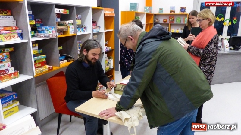 Zdjęcie w galerii na portalu naszraciborz.pl: Scenarzysta gry Wiedźmin gościł w raciborskiej bibliotece wiadomości z regionu