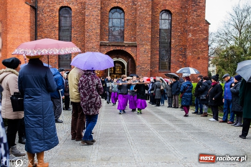 Zdjęcie w galerii na portalu naszraciborz.pl: Droga krzyżowa ulicami Raciborza wiadomości z regionu