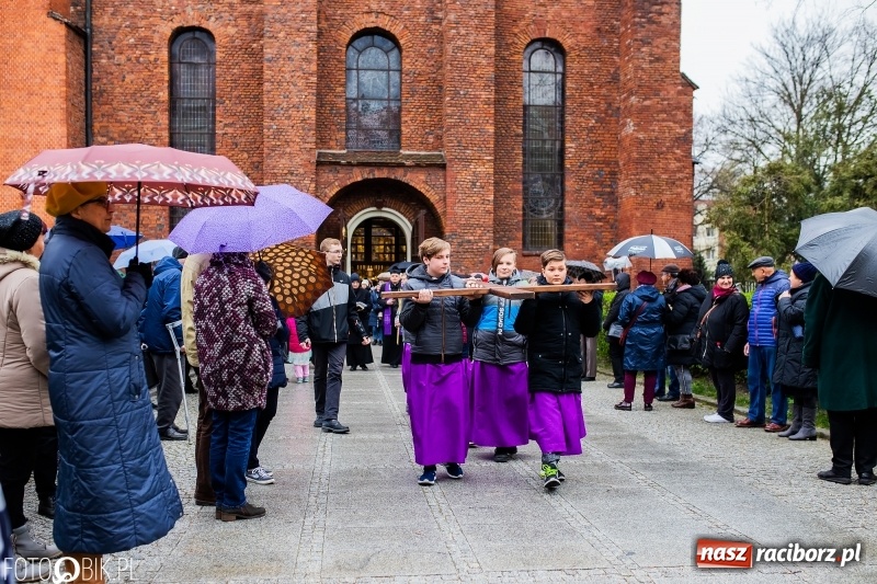 Zdjęcie w galerii na portalu naszraciborz.pl: Droga krzyżowa ulicami Raciborza wiadomości z regionu