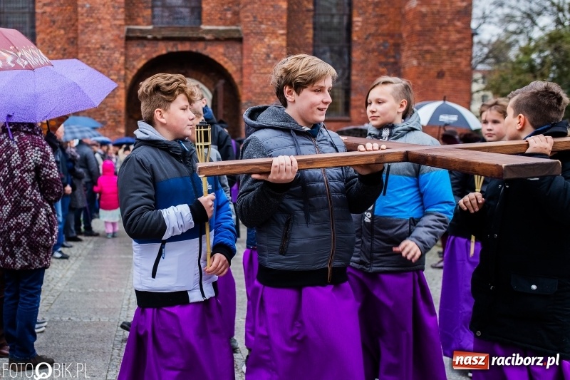 Zdjęcie w galerii na portalu naszraciborz.pl: Droga krzyżowa ulicami Raciborza wiadomości z regionu