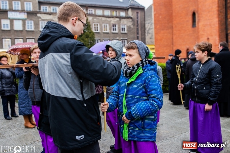 Zdjęcie w galerii na portalu naszraciborz.pl: Droga krzyżowa ulicami Raciborza wiadomości z regionu
