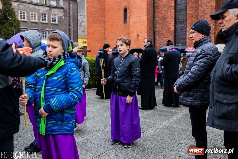 Zdjęcie w galerii na portalu naszraciborz.pl: Droga krzyżowa ulicami Raciborza wiadomości z regionu