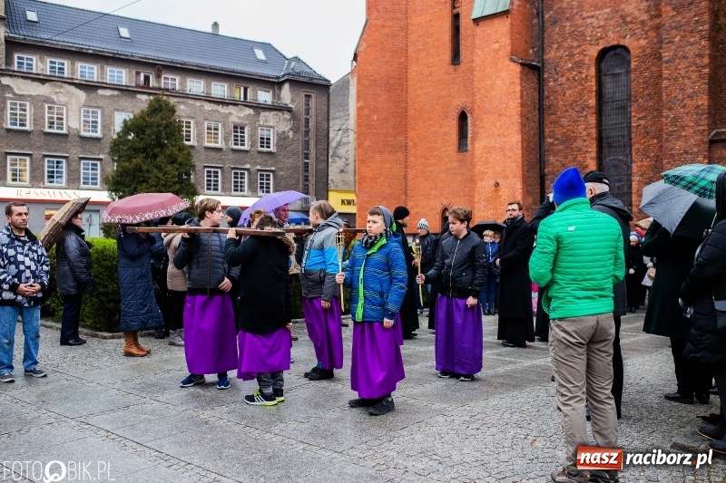Zdjęcie w galerii na portalu naszraciborz.pl: Droga krzyżowa ulicami Raciborza wiadomości z regionu