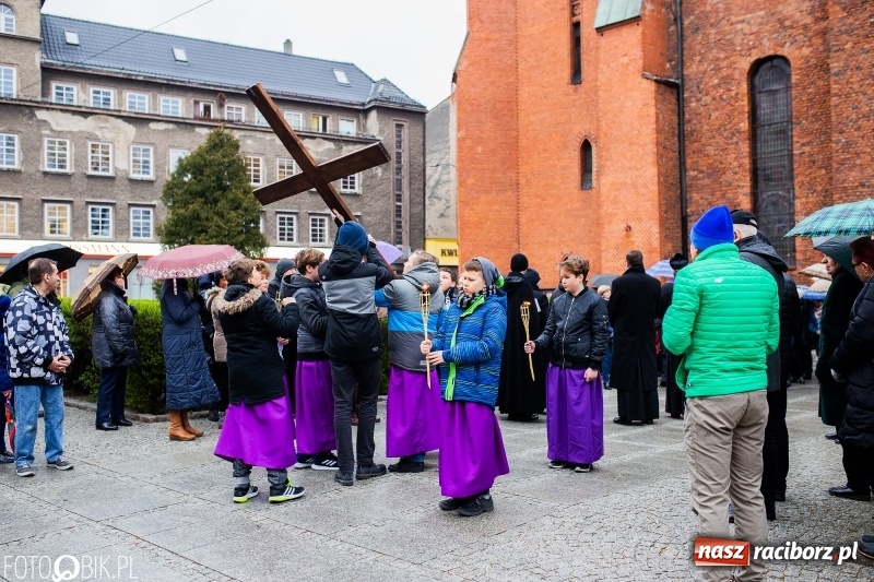Zdjęcie w galerii na portalu naszraciborz.pl: Droga krzyżowa ulicami Raciborza wiadomości z regionu