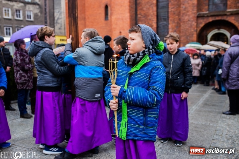 Zdjęcie w galerii na portalu naszraciborz.pl: Droga krzyżowa ulicami Raciborza wiadomości z regionu
