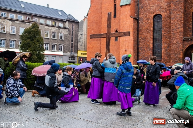 Zdjęcie w galerii na portalu naszraciborz.pl: Droga krzyżowa ulicami Raciborza wiadomości z regionu