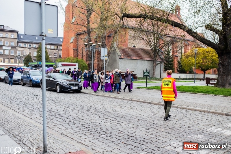Zdjęcie w galerii na portalu naszraciborz.pl: Droga krzyżowa ulicami Raciborza wiadomości z regionu