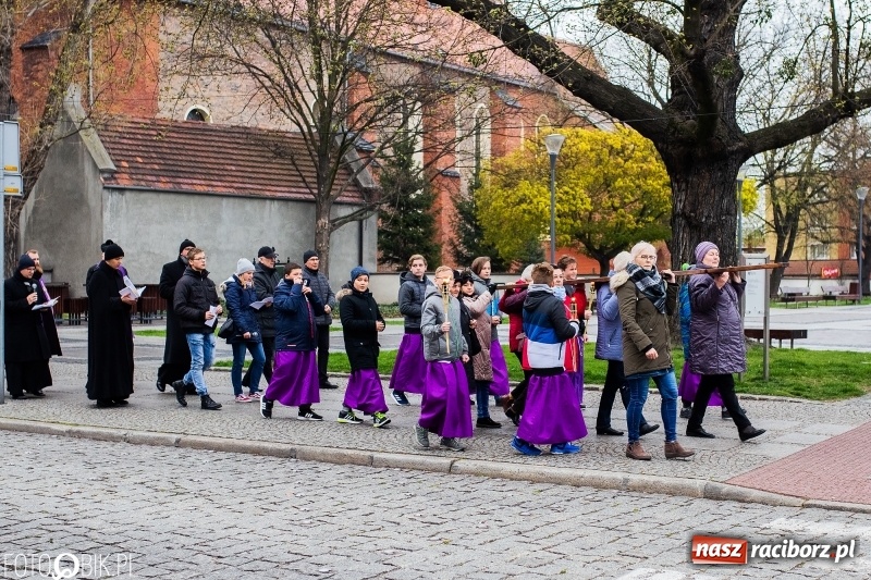 Zdjęcie w galerii na portalu naszraciborz.pl: Droga krzyżowa ulicami Raciborza wiadomości z regionu