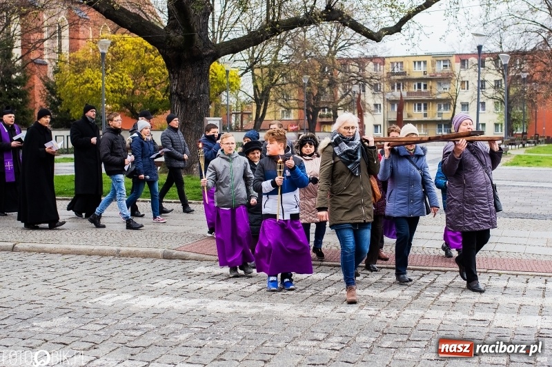 Zdjęcie w galerii na portalu naszraciborz.pl: Droga krzyżowa ulicami Raciborza wiadomości z regionu