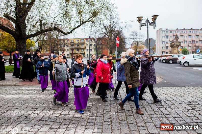Zdjęcie w galerii na portalu naszraciborz.pl: Droga krzyżowa ulicami Raciborza wiadomości z regionu
