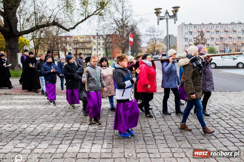 Zdjęcie w galerii na portalu naszraciborz.pl: Droga krzyżowa ulicami Raciborza wiadomości z regionu