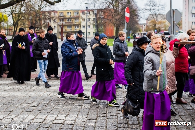 Zdjęcie w galerii na portalu naszraciborz.pl: Droga krzyżowa ulicami Raciborza wiadomości z regionu