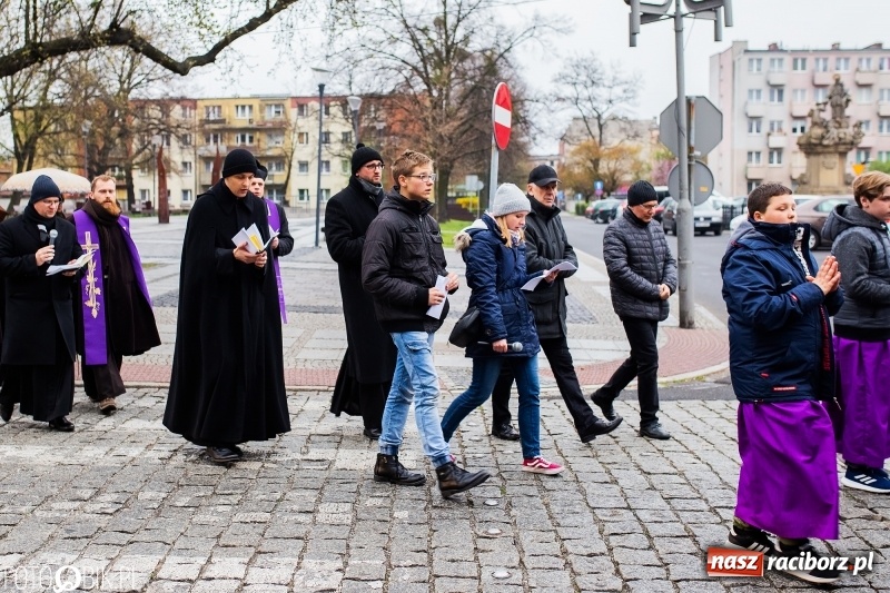 Zdjęcie w galerii na portalu naszraciborz.pl: Droga krzyżowa ulicami Raciborza wiadomości z regionu