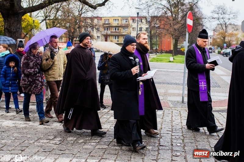 Zdjęcie w galerii na portalu naszraciborz.pl: Droga krzyżowa ulicami Raciborza wiadomości z regionu