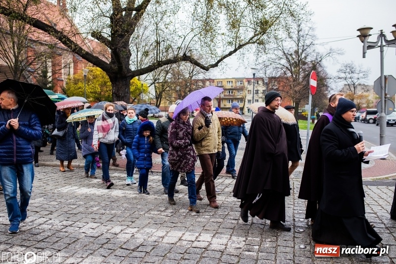 Zdjęcie w galerii na portalu naszraciborz.pl: Droga krzyżowa ulicami Raciborza wiadomości z regionu