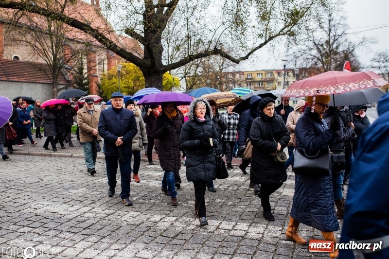 Zdjęcie w galerii na portalu naszraciborz.pl: Droga krzyżowa ulicami Raciborza wiadomości z regionu
