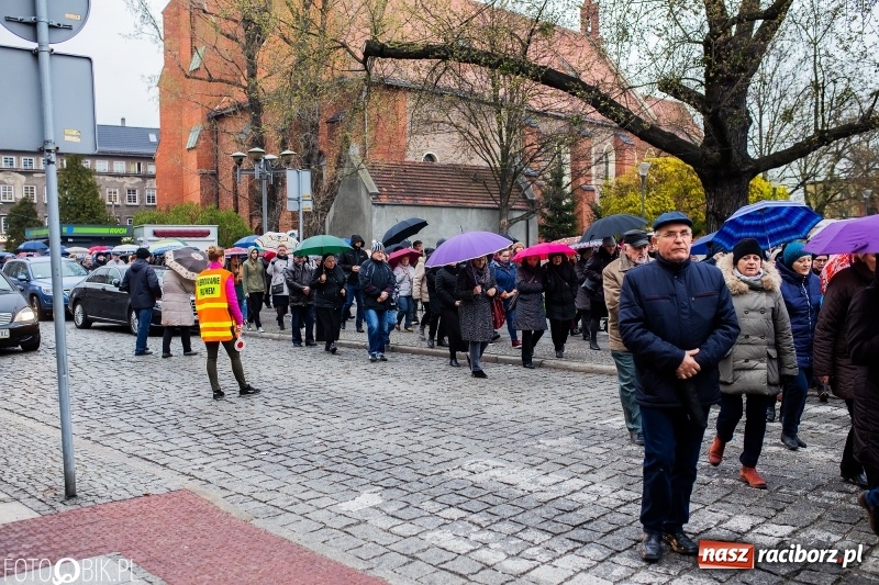 Zdjęcie w galerii na portalu naszraciborz.pl: Droga krzyżowa ulicami Raciborza wiadomości z regionu