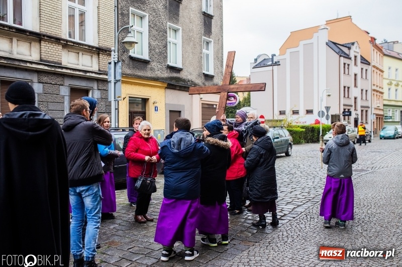 Zdjęcie w galerii na portalu naszraciborz.pl: Droga krzyżowa ulicami Raciborza wiadomości z regionu