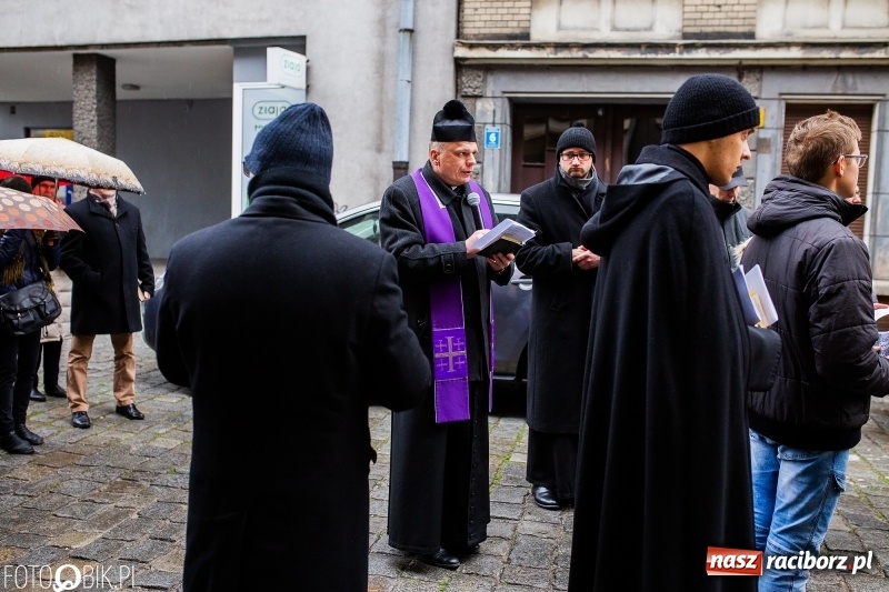 Zdjęcie w galerii na portalu naszraciborz.pl: Droga krzyżowa ulicami Raciborza wiadomości z regionu