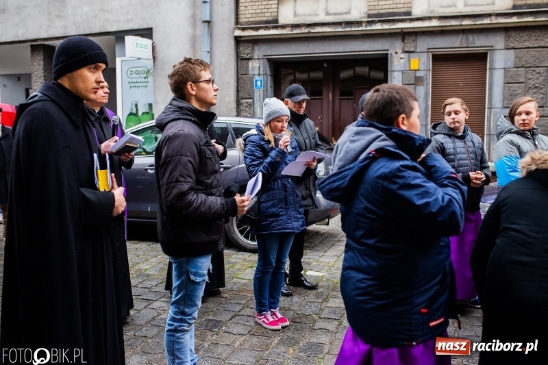 Zdjęcie w galerii na portalu naszraciborz.pl: Droga krzyżowa ulicami Raciborza wiadomości z regionu