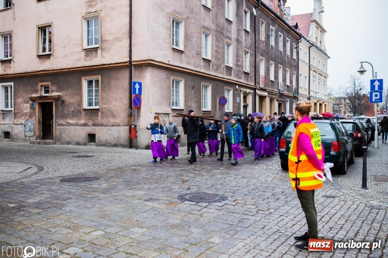 Zdjęcie w galerii na portalu naszraciborz.pl: Droga krzyżowa ulicami Raciborza wiadomości z regionu