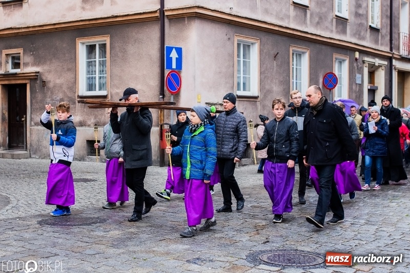 Zdjęcie w galerii na portalu naszraciborz.pl: Droga krzyżowa ulicami Raciborza wiadomości z regionu