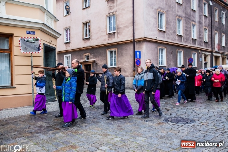 Zdjęcie w galerii na portalu naszraciborz.pl: Droga krzyżowa ulicami Raciborza wiadomości z regionu