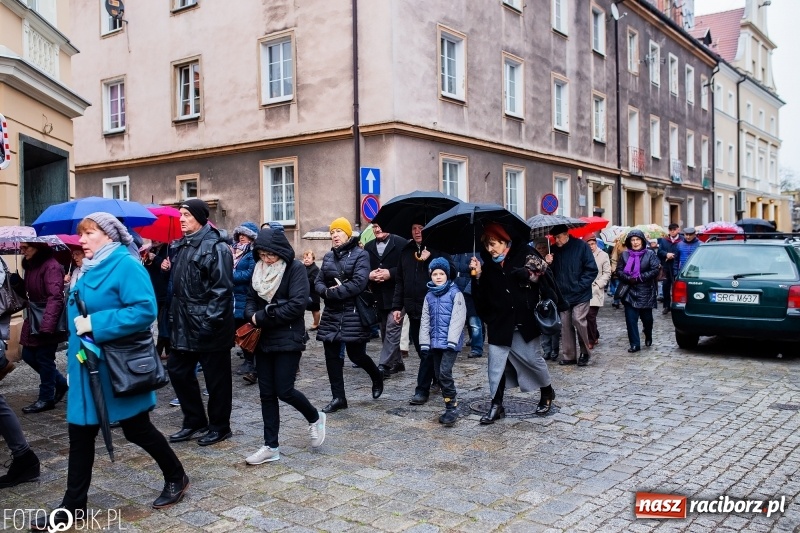Zdjęcie w galerii na portalu naszraciborz.pl: Droga krzyżowa ulicami Raciborza wiadomości z regionu