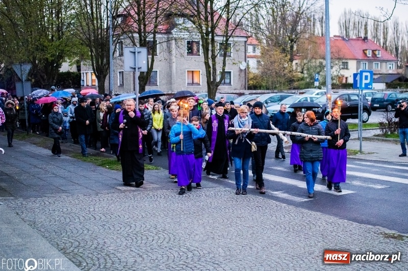 Zdjęcie w galerii na portalu naszraciborz.pl: Droga krzyżowa ulicami Raciborza wiadomości z regionu