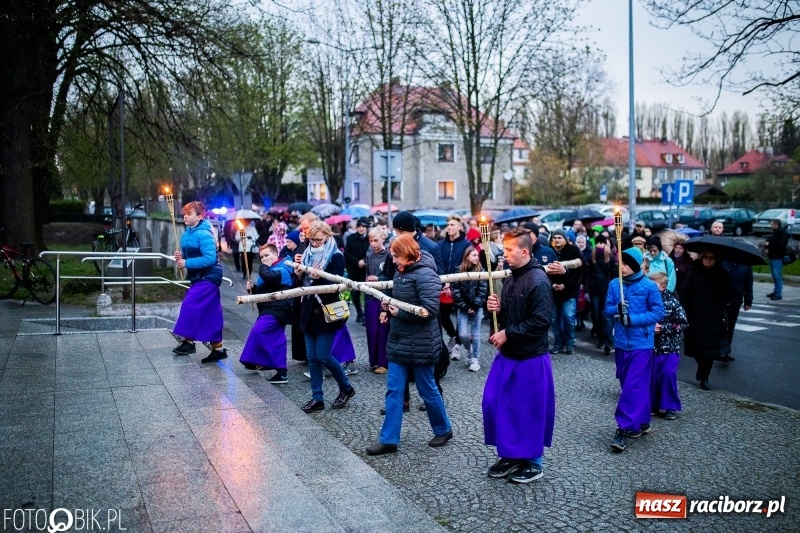 Zdjęcie w galerii na portalu naszraciborz.pl: Droga krzyżowa ulicami Raciborza wiadomości z regionu