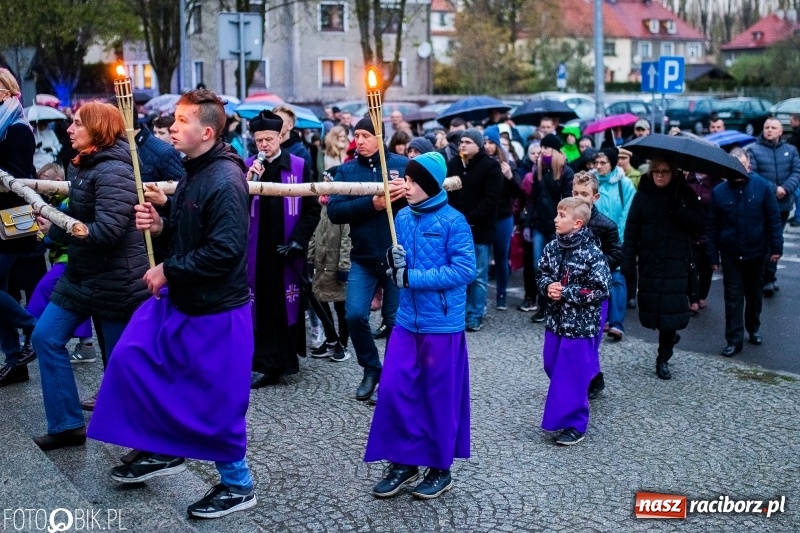 Zdjęcie w galerii na portalu naszraciborz.pl: Droga krzyżowa ulicami Raciborza wiadomości z regionu