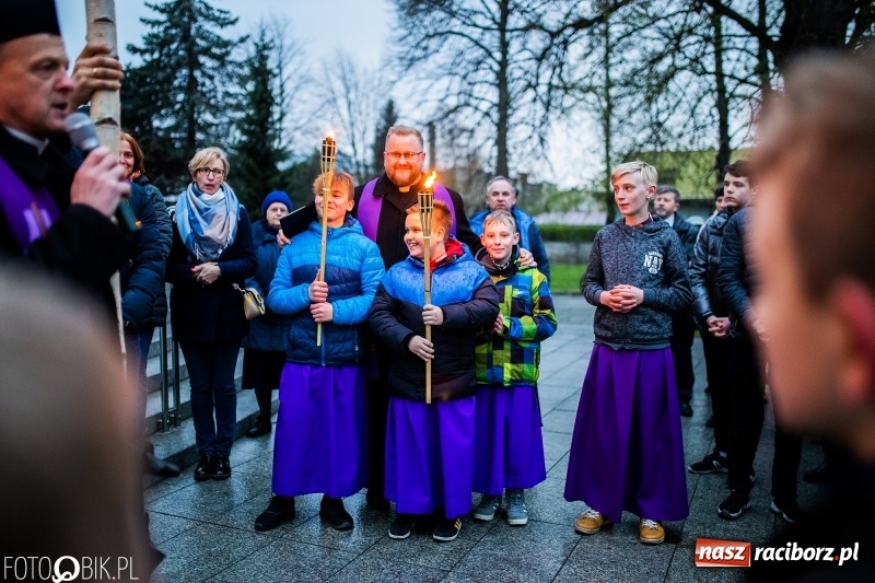 Zdjęcie w galerii na portalu naszraciborz.pl: Droga krzyżowa ulicami Raciborza wiadomości z regionu