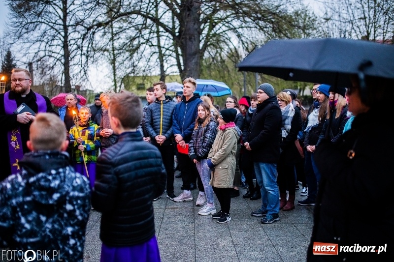 Zdjęcie w galerii na portalu naszraciborz.pl: Droga krzyżowa ulicami Raciborza wiadomości z regionu