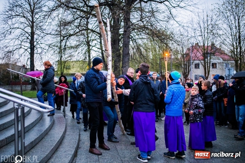 Zdjęcie w galerii na portalu naszraciborz.pl: Droga krzyżowa ulicami Raciborza wiadomości z regionu