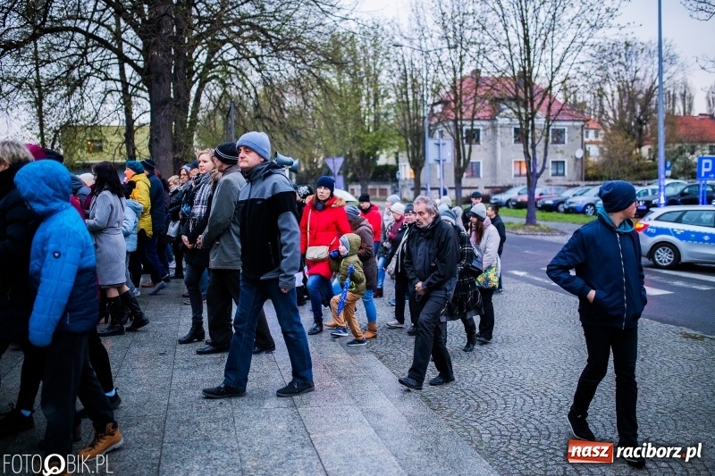 Zdjęcie w galerii na portalu naszraciborz.pl: Droga krzyżowa ulicami Raciborza wiadomości z regionu