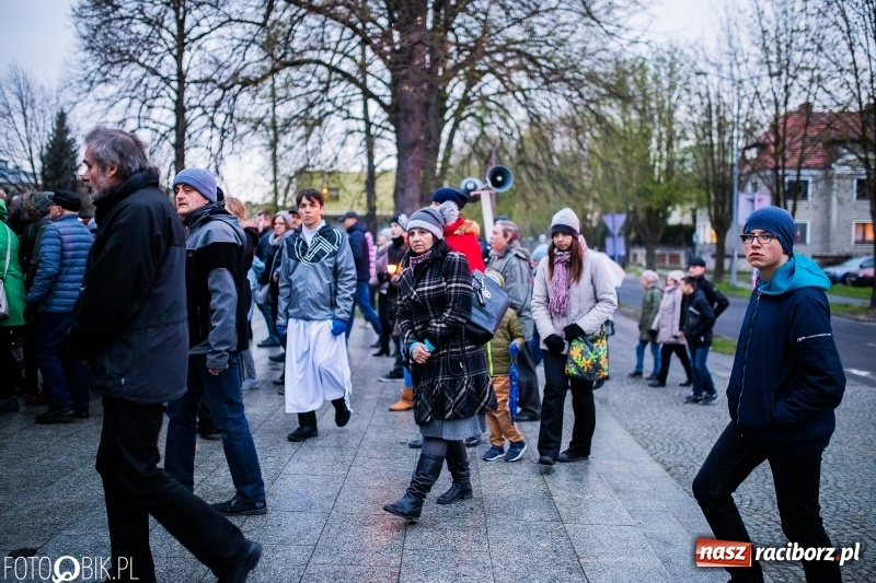 Zdjęcie w galerii na portalu naszraciborz.pl: Droga krzyżowa ulicami Raciborza wiadomości z regionu