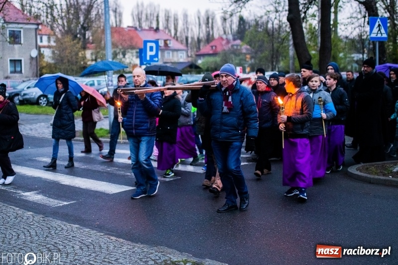Zdjęcie w galerii na portalu naszraciborz.pl: Droga krzyżowa ulicami Raciborza wiadomości z regionu
