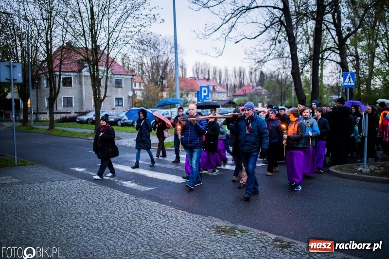 Zdjęcie w galerii na portalu naszraciborz.pl: Droga krzyżowa ulicami Raciborza wiadomości z regionu