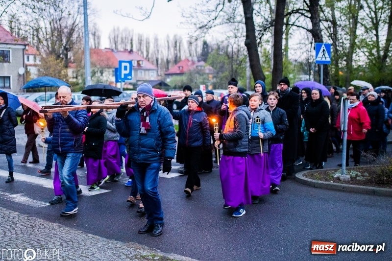 Zdjęcie w galerii na portalu naszraciborz.pl: Droga krzyżowa ulicami Raciborza wiadomości z regionu