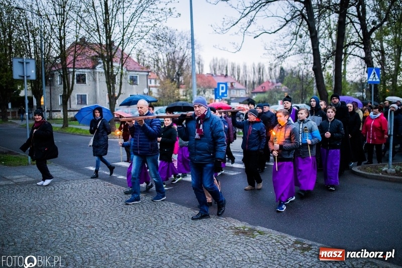 Zdjęcie w galerii na portalu naszraciborz.pl: Droga krzyżowa ulicami Raciborza wiadomości z regionu