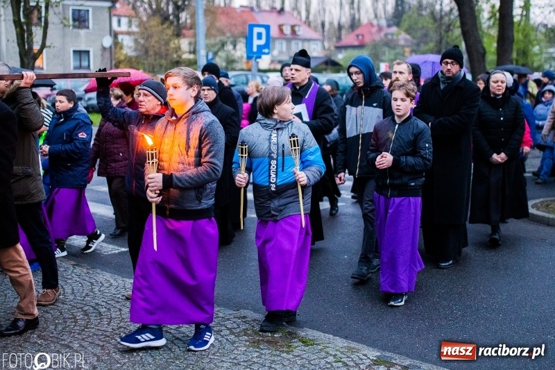 Zdjęcie w galerii na portalu naszraciborz.pl: Droga krzyżowa ulicami Raciborza wiadomości z regionu