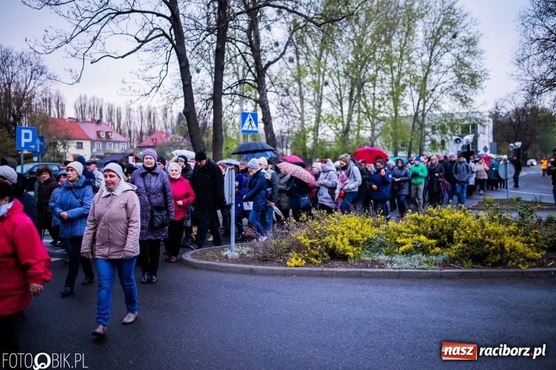 Zdjęcie w galerii na portalu naszraciborz.pl: Droga krzyżowa ulicami Raciborza wiadomości z regionu