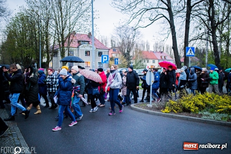 Zdjęcie w galerii na portalu naszraciborz.pl: Droga krzyżowa ulicami Raciborza wiadomości z regionu