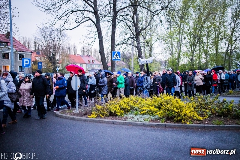 Zdjęcie w galerii na portalu naszraciborz.pl: Droga krzyżowa ulicami Raciborza wiadomości z regionu