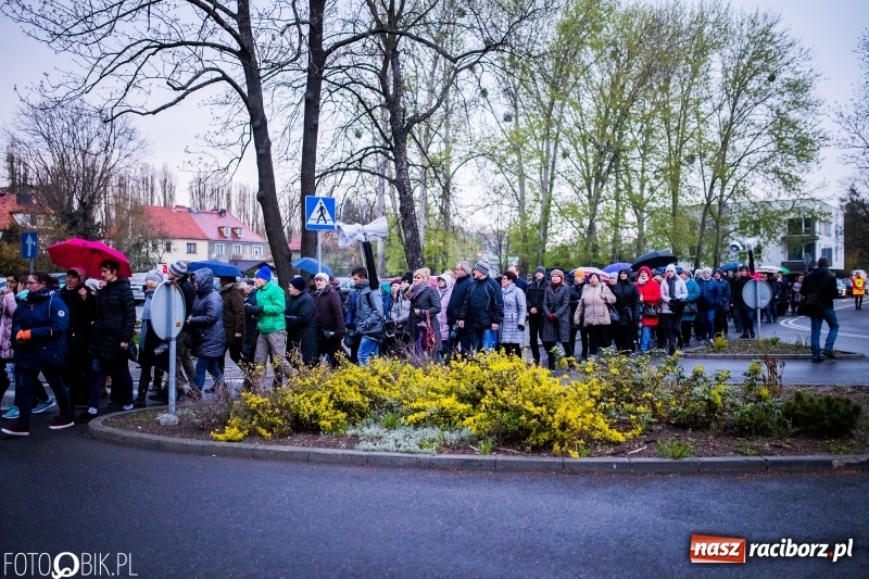 Zdjęcie w galerii na portalu naszraciborz.pl: Droga krzyżowa ulicami Raciborza wiadomości z regionu